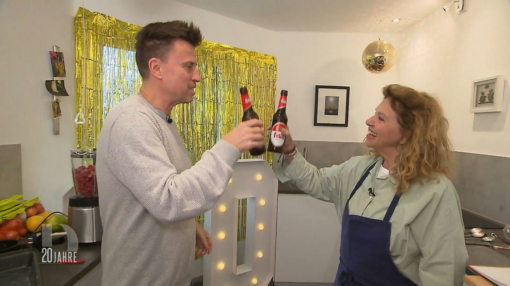 Nach dem Bierchen wird gekocht: Haya Molcho steht Eik als Schnibbelhilfe zur Seite.
(Bild: RTL)