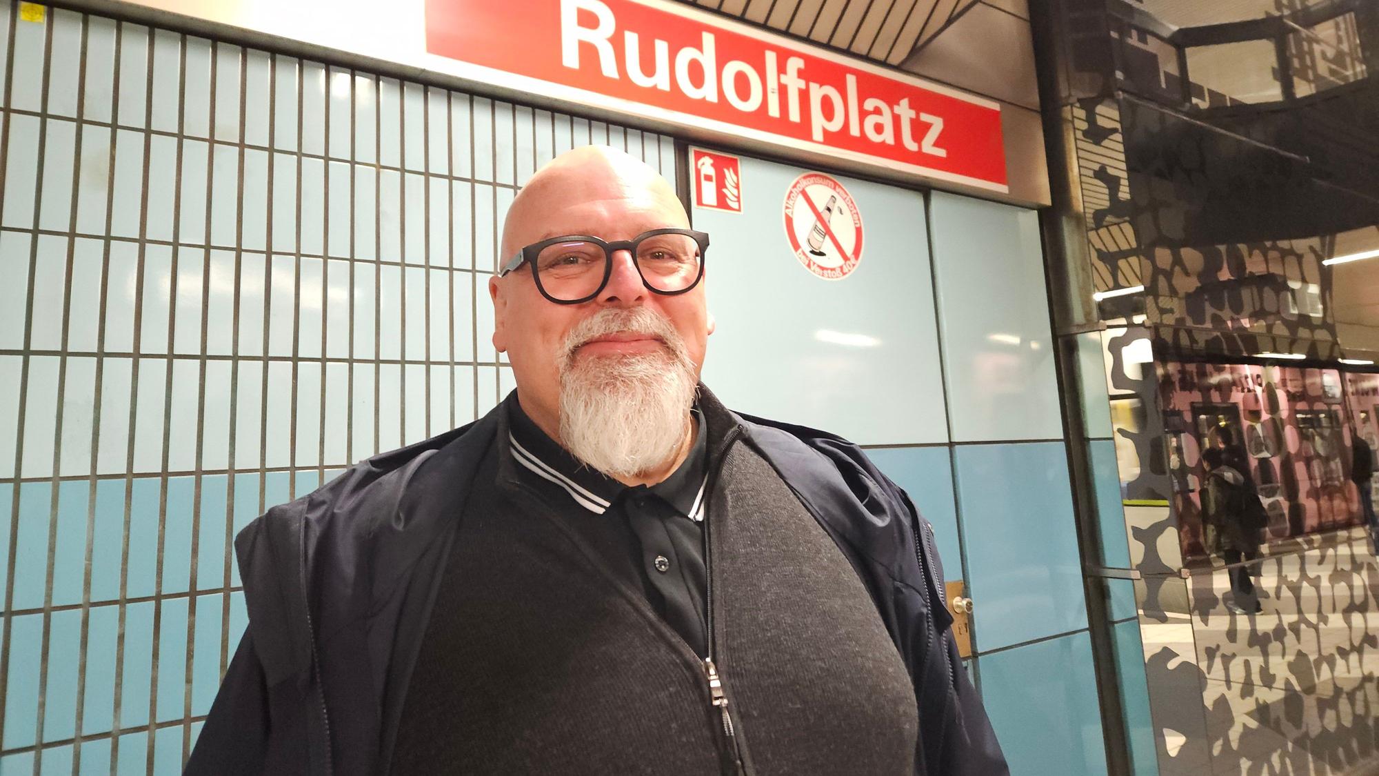 Frank Plöntzke an der KVB-Station Rudolfplatz.