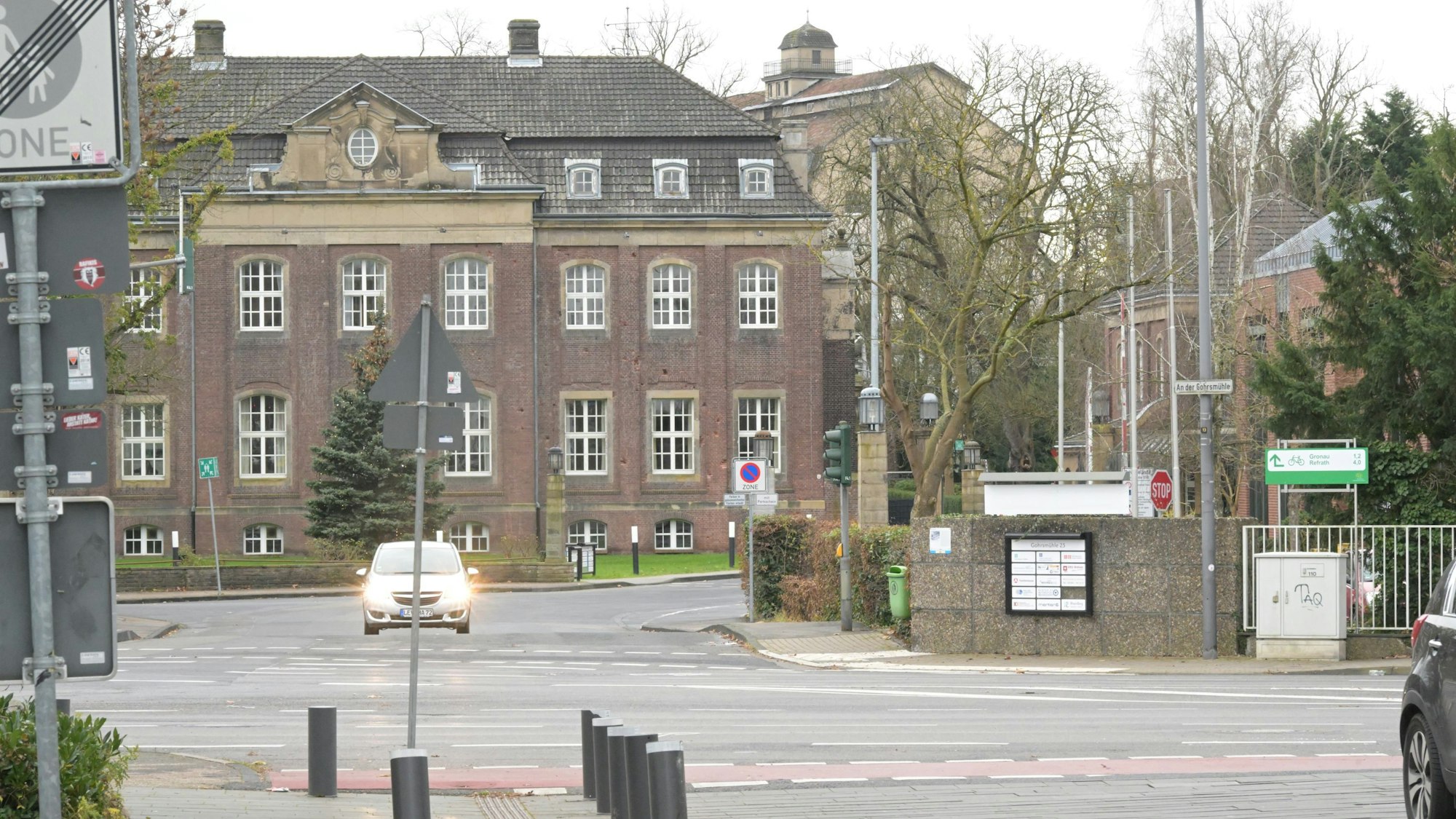 Das Foto zeigt das historische Verwaltungsgebäude von Zanders