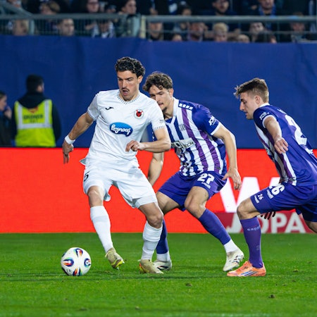 Leonhard Muenst Viktoria Koeln 1904, 05 im Zweikampf gegen Robin Fabinski VfL Osnabrueck, 27 und Fridolin Wagner VfL Osnabrueck, 26 VfL Osnabrueck vs. Viktoria Koeln, Fussball, 3. Liga, 27. Spieltag, Saison 2025/2026, 03.03.2026 VfL Osnabrueck vs. Viktoria Koeln, Fussball, 3. Liga, 27. Spieltag, Saison 2025/2026, 03.03.2026 Osnabrueck *** Leonhard Muenst Viktoria Koeln 1904, 05 in duel against Robin Fabinski VfL Osnabrueck, 27 and Fridolin Wagner VfL Osnabrueck, 26 VfL Osnabrueck vs Viktoria Koeln, Soccer, 3 Liga, Matchday 27, Season 2025 2026, 03 03 2026 VfL Osnabrueck vs Viktoria Koeln, Soccer, 3 Liga, Matchday 27, Season 2025 2026, 03 03 2026 Osnabrueck Copyright: xEibner-Pressefoto/DamianxKruczynx EP_DKI