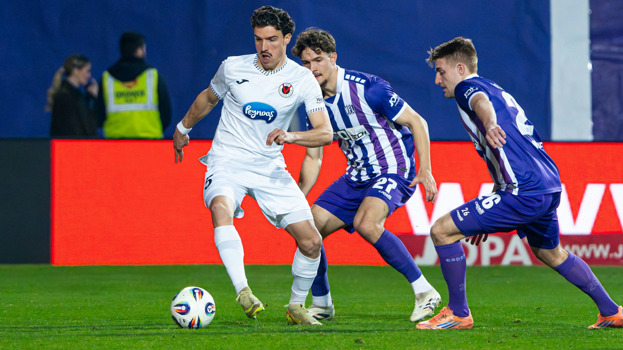 Leonhard Muenst Viktoria Koeln 1904, 05 im Zweikampf gegen Robin Fabinski VfL Osnabrueck, 27 und Fridolin Wagner VfL Osnabrueck, 26 VfL Osnabrueck vs. Viktoria Koeln, Fussball, 3. Liga, 27. Spieltag, Saison 2025/2026, 03.03.2026 VfL Osnabrueck vs. Viktoria Koeln, Fussball, 3. Liga, 27. Spieltag, Saison 2025/2026, 03.03.2026 Osnabrueck *** Leonhard Muenst Viktoria Koeln 1904, 05 in duel against Robin Fabinski VfL Osnabrueck, 27 and Fridolin Wagner VfL Osnabrueck, 26 VfL Osnabrueck vs Viktoria Koeln, Soccer, 3 Liga, Matchday 27, Season 2025 2026, 03 03 2026 VfL Osnabrueck vs Viktoria Koeln, Soccer, 3 Liga, Matchday 27, Season 2025 2026, 03 03 2026 Osnabrueck Copyright: xEibner-Pressefoto/DamianxKruczynx EP_DKI