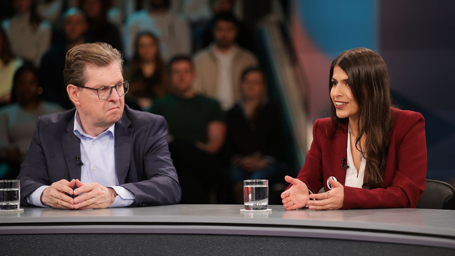 SPD-Außenpolitiker Ralf Stegner und die deutsch-iranische Studentin Daniela Sepehri diskutierten in „Hart aber fair“ über das Schicksal Irans. (Bild: WDR/Dirk Borm)
