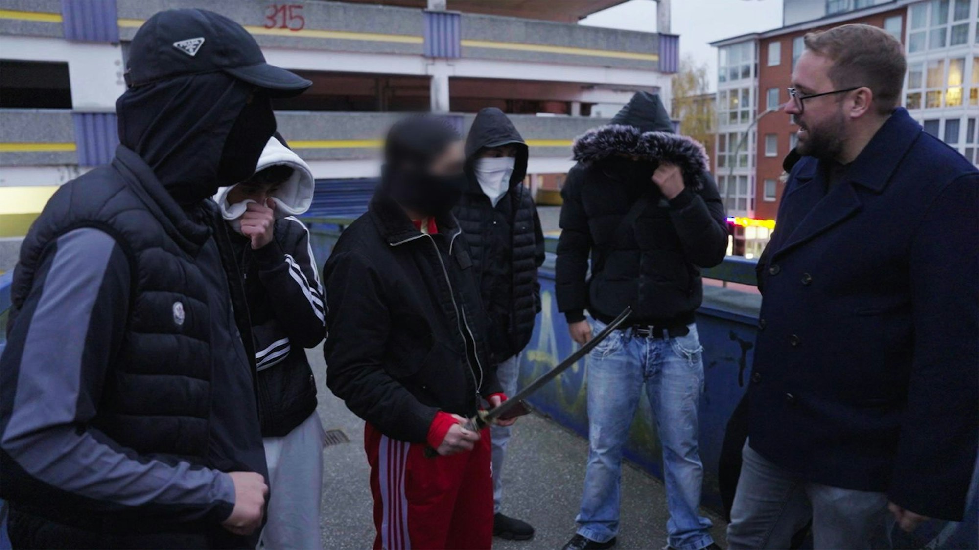 Eine Jugendgang zückt vor Paul Ronzheimer plötzlich ein Schwert. (Bild: Joyn)