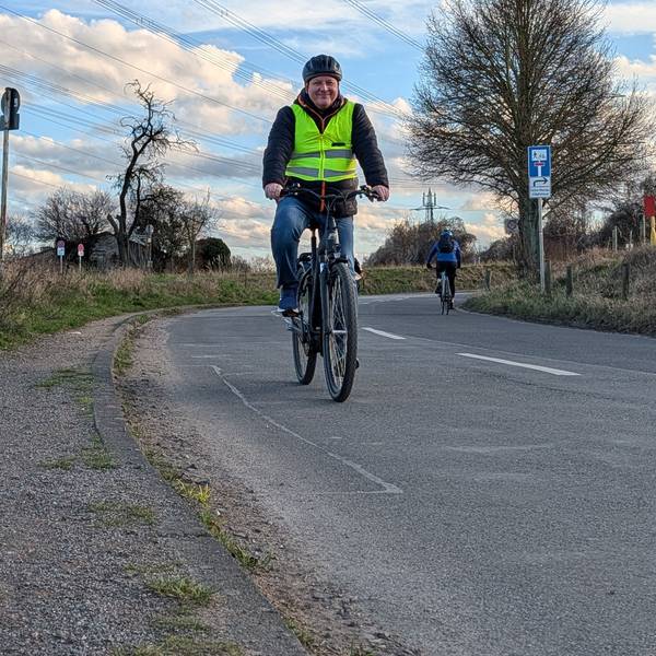 Das Foto zeigt einen Radfahrer auf der Schnellermaarstraße kurz vor der Zufahrt zum Otto-Maigler-See.