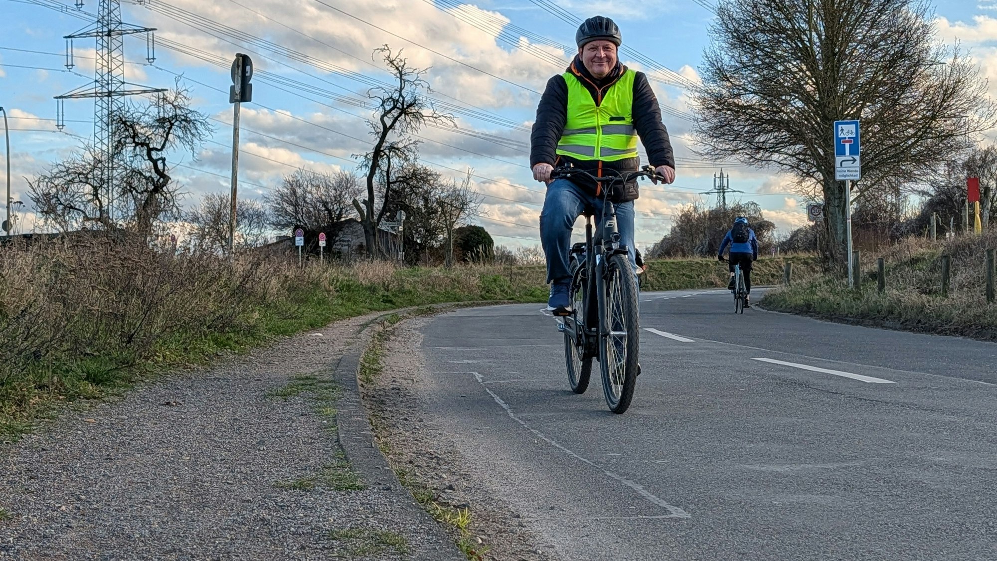 Das Foto zeigt einen Radfahrer auf der Schnellermaarstraße kurz vor der Zufahrt zum Otto-Maigler-See.
