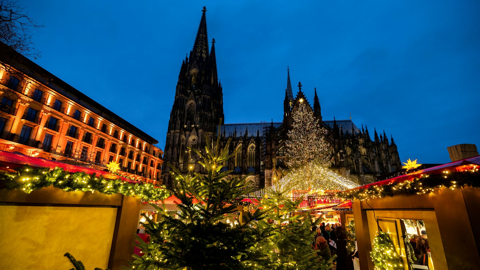 Um die Ausrichtung des Weihnachtsmarkts am Kölner Dom bewarben sich mehrere Interessenten: Die Stadt hat nun eine Zusage erteilt (Symbolbild).