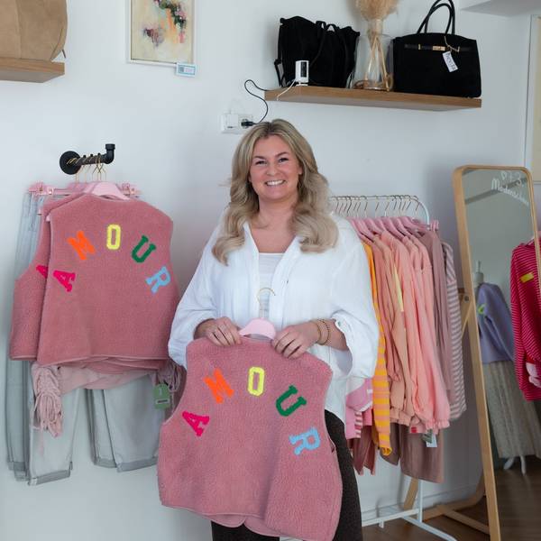 Das Foto zeigt Sarah Scheffczik in ihrer Boutique in Rodt.