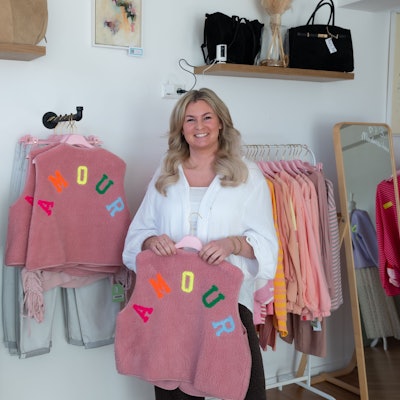 Das Foto zeigt Sarah Scheffczik in ihrer Boutique in Rodt.