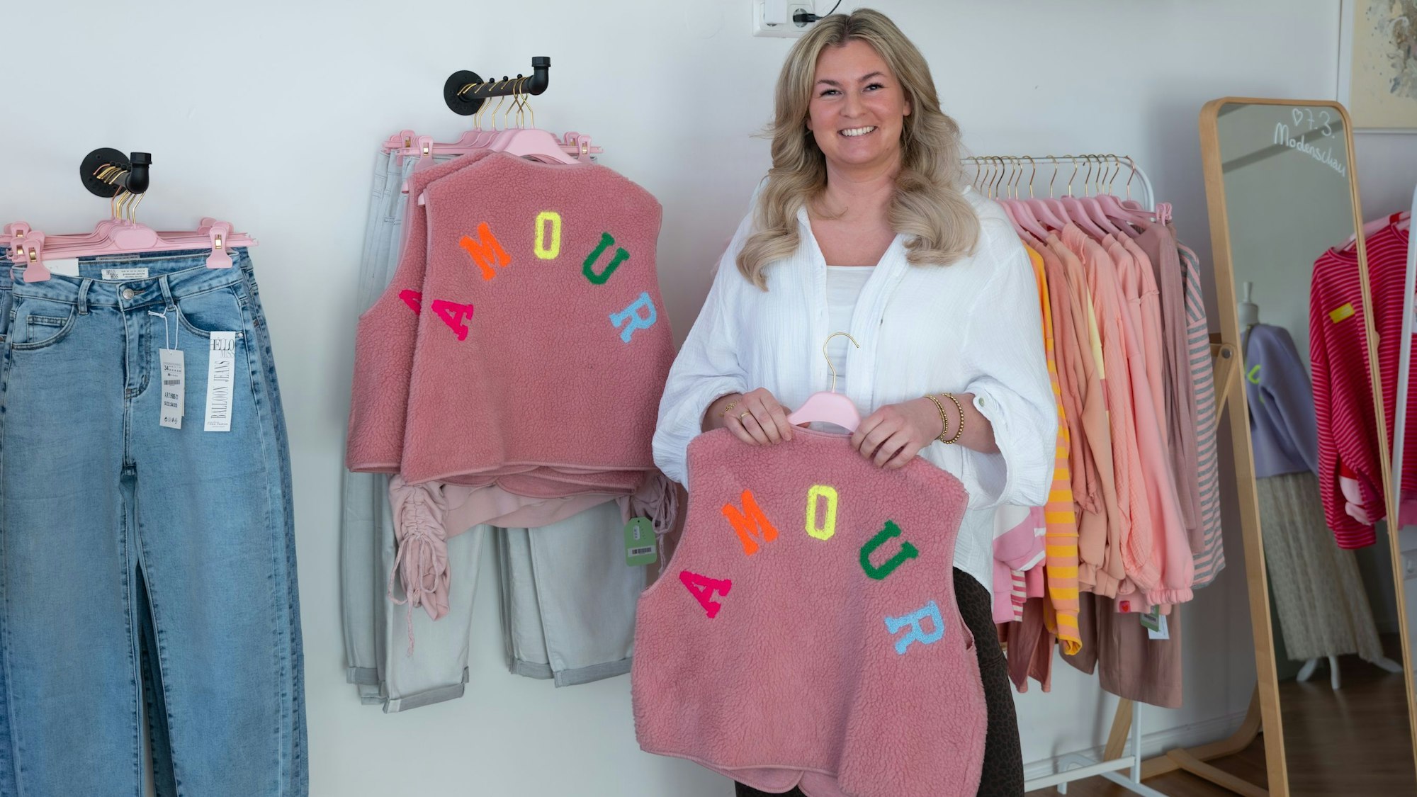 Das Foto zeigt Sarah Scheffczik in ihrer Boutique in Rodt.