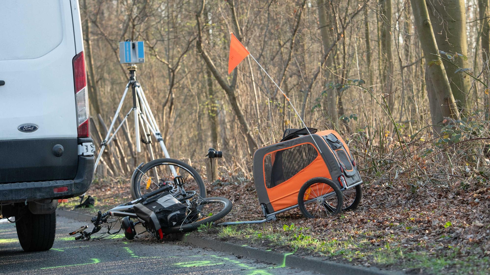 Der Radfahrer wurde mit schweren Kopfverletzungen in eine Klinik eingeliefert.