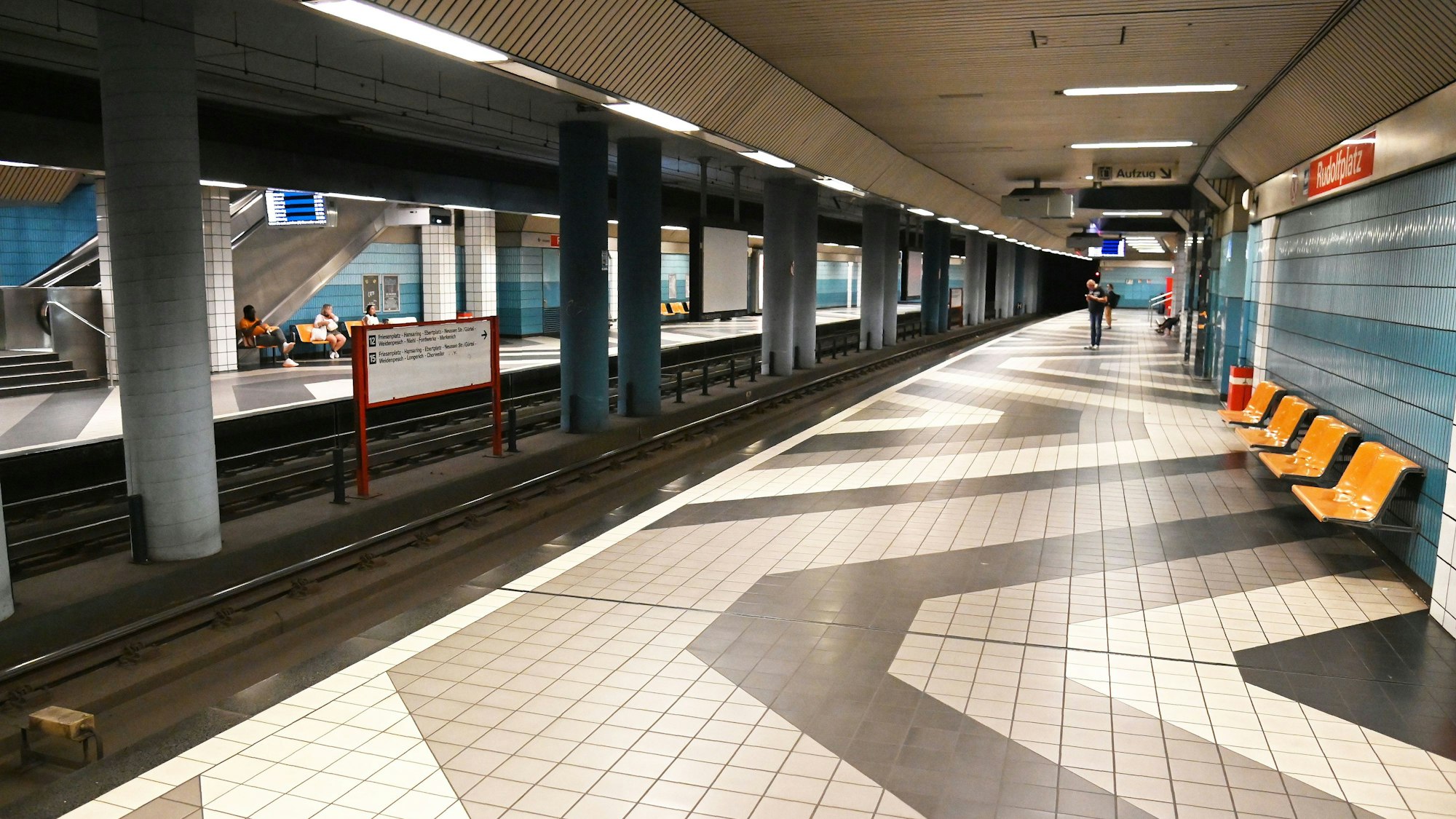 11.08.2025 Köln. Zahlreiche Haltestellen der KVB Kölner Verkehrsbetriebe sind mit Kacheln ausgestattet. Insbesondere in der U-Bahn sind viele U-Bahnhöfe gekachelt. U-Bahnhof Rudolfplatz. Foto: Alexander Schwaiger