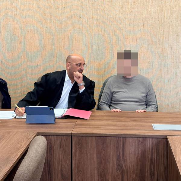 Der Angeklagte mit seinem Verteidiger Abdou Gabbar beim Prozessauftakt im Landgericht