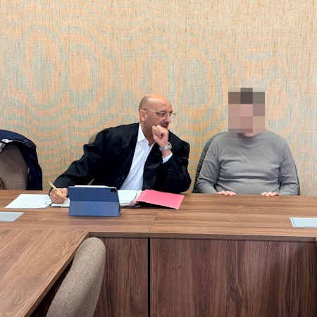 Der Angeklagte mit seinem Verteidiger Abdou Gabbar beim Prozessauftakt im Landgericht