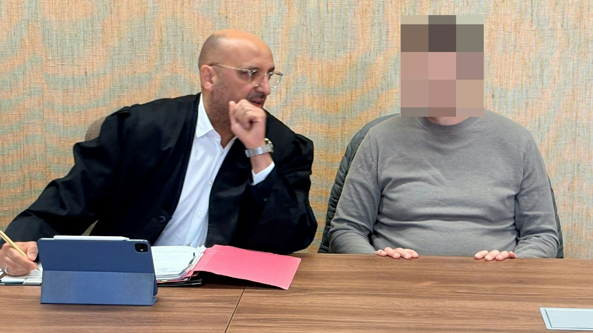 Der Angeklagte mit seinem Verteidiger Abdou Gabbar beim Prozessauftakt im Landgericht