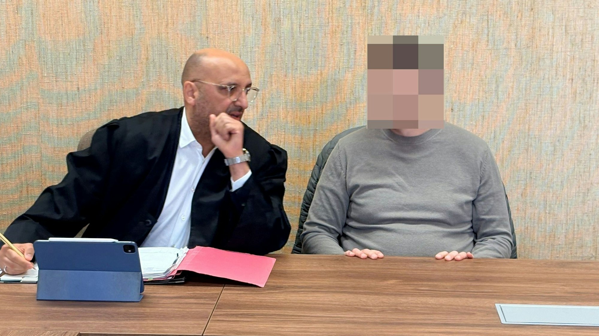 Der Angeklagte mit seinem Verteidiger Abdou Gabbar beim Prozessauftakt im Landgericht