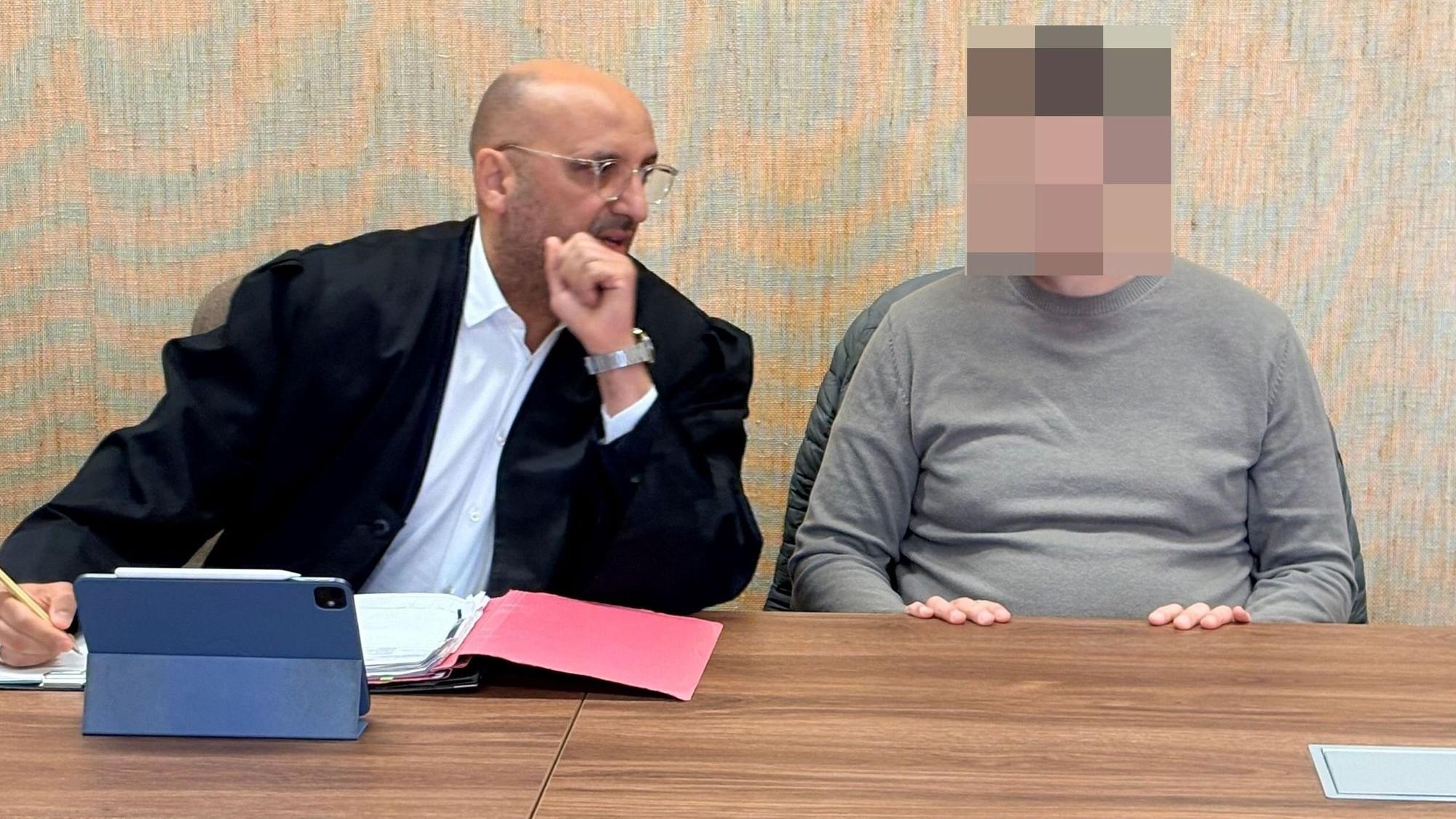 Der Angeklagte mit seinem Verteidiger Abdou Gabbar beim Prozessauftakt im Landgericht