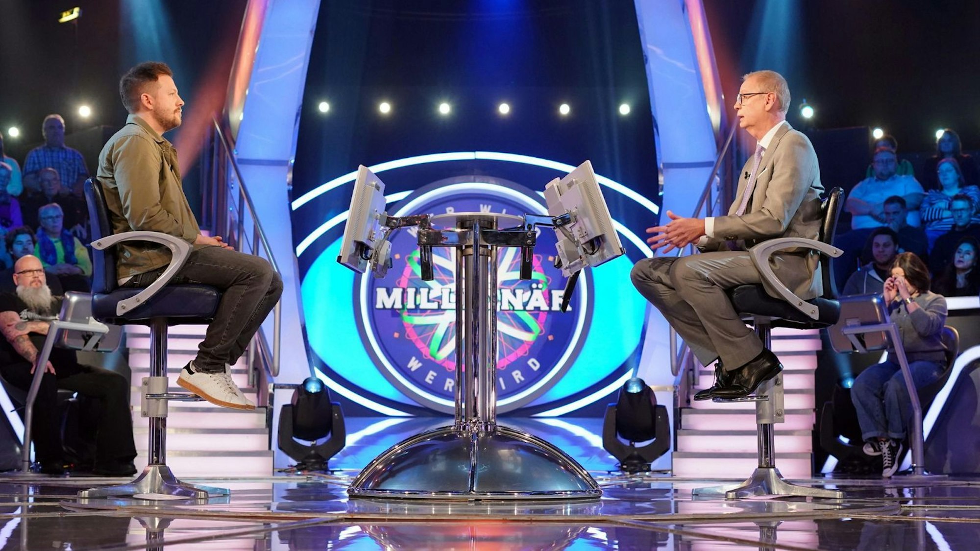 Günther Jauch (rechts) erklärte seinem Kandidaten Kevin Sommerfeld: Wedding Planner wäre für ihn der schlimmstmögliche Beruf. (Bild: RTL / Stefan Gregorowius)