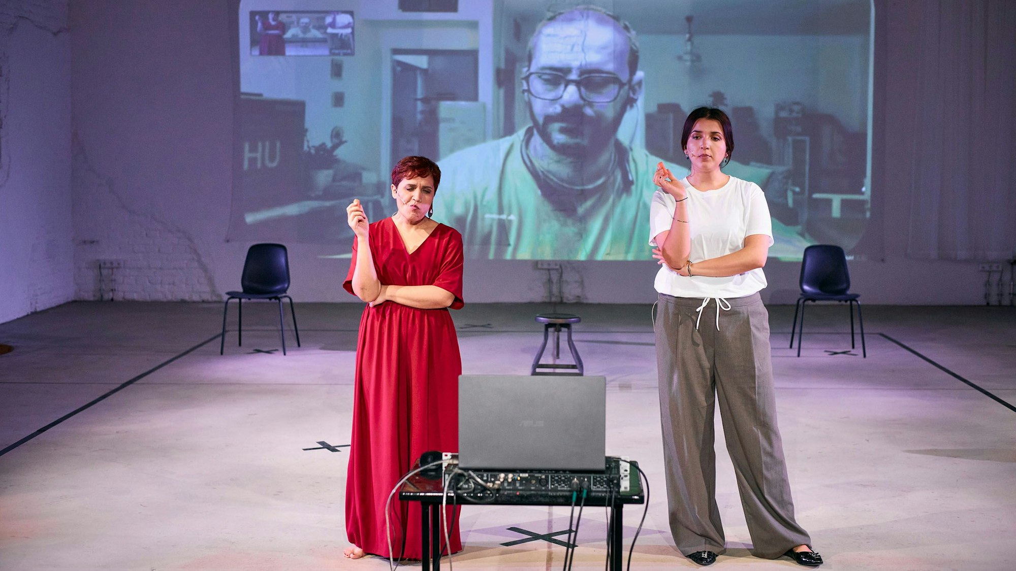 Orangerie / In the Meantime: A Play Across two Continents von Amineh Arani / Eine Koproduktion des Orangerie Theater und dem Schauspiel Köln
Inszenierung: Amineh Arani, Stefan Otteni | Schauspiel: Amineh Arani, Mohammad Kamal Alavi, Roxana Samadi | Video-Kunst & Film: Shahab Kermani | Visuals: Günes Aksoy | Kostüme: Sarah Kavandi | Video Schnitt: Ehsan Vaseghi | Technik: Simon Kwame | Dramaturgie