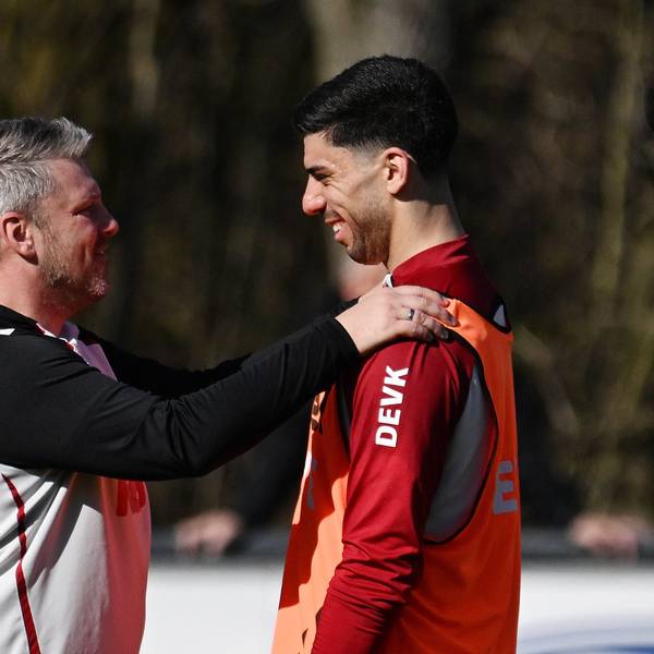 Offenbar stimmt da die Chemie: Cenk Özkacar auf dem Trainingsplatz mit FC-Trainer Lukas Kwasniok