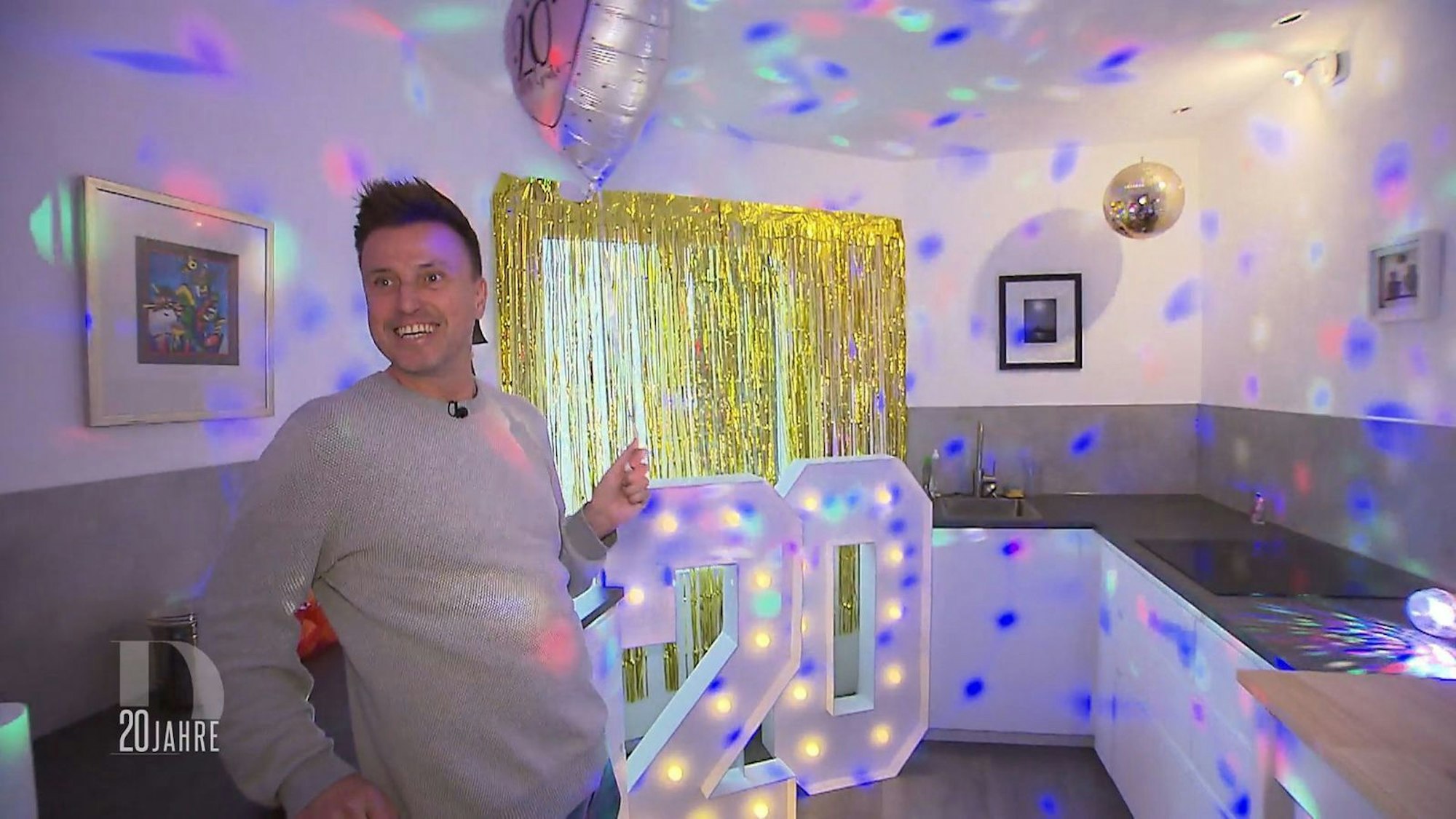 Wenn einer weiß, wie man ein „Dinner“-Jubiläum feiert, dann Eik.
(Bild: RTL)