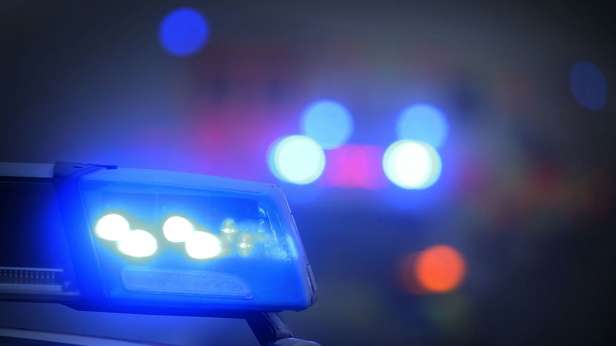 Ein Polizeiauto mit eingeschaltetem Blaulicht.