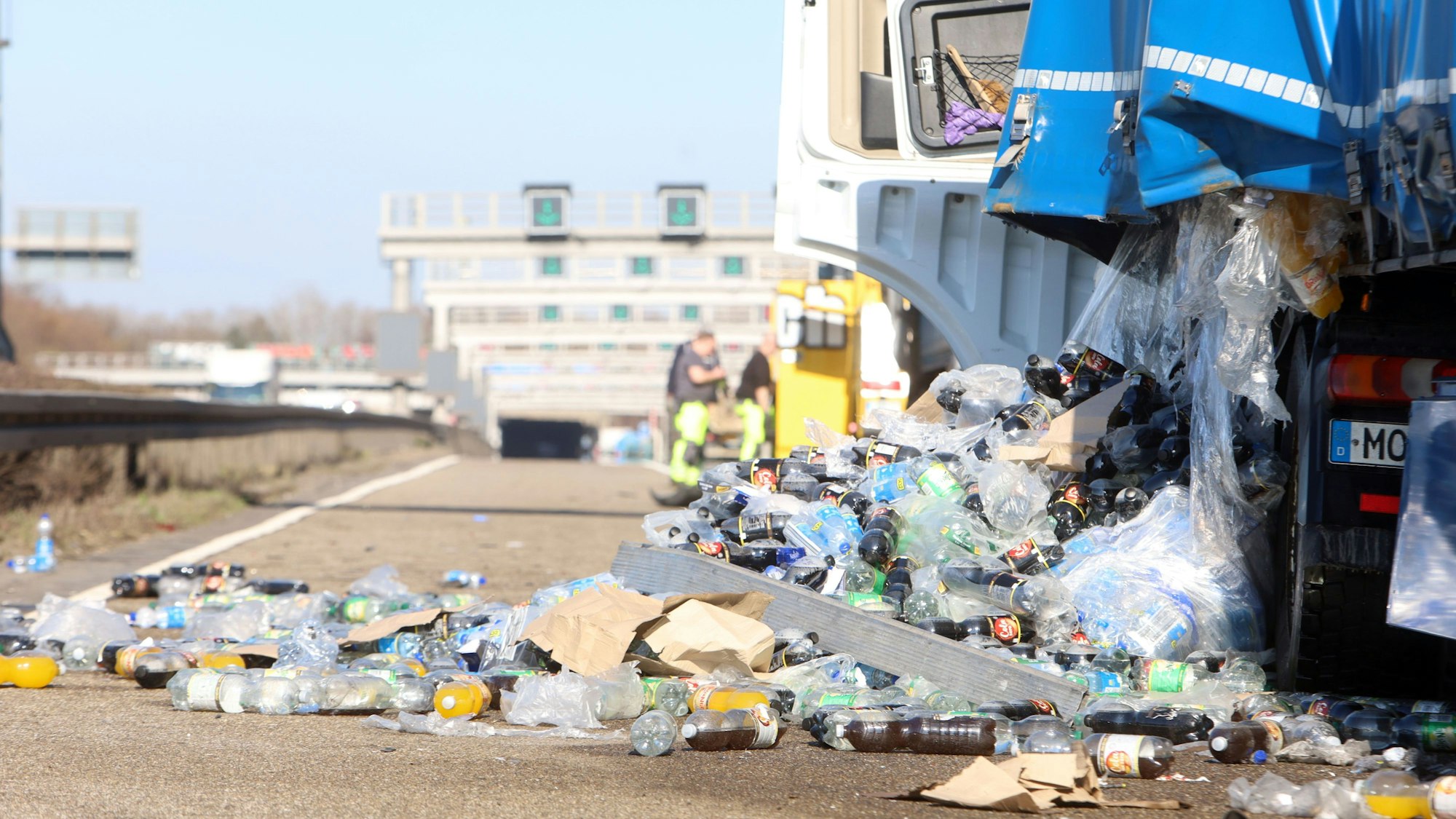 In der Nähe des Autobahnkreuzes Köln-West hat sich auf der A 1 von Euskirchen in Richtung Köln ein Unfall ereignet, bei dem drei Menschen leicht verletzt wurden.