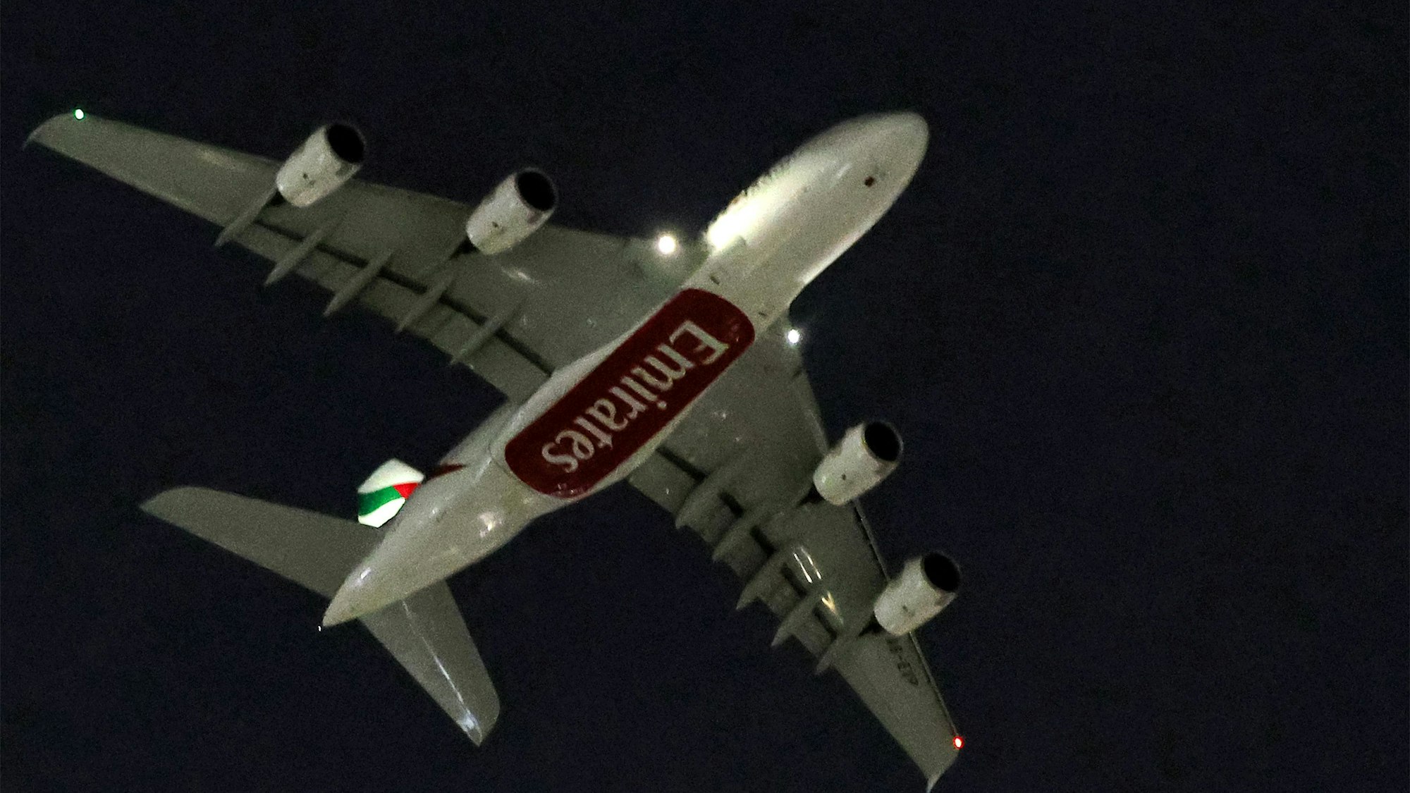 Eine Maschine von Emirates hebt am Montag (2. März) in Dubai ab (Symbolbild). Nur vereinzelt starten Flüge in den Golfstaaten.