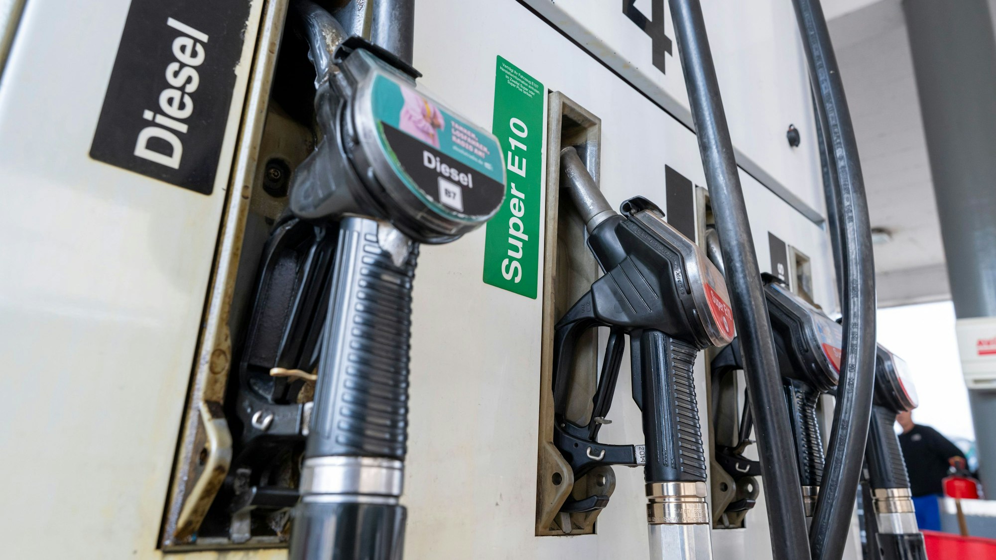 Das Bild zeigt Zapfpistolen an einer Tanksäule.