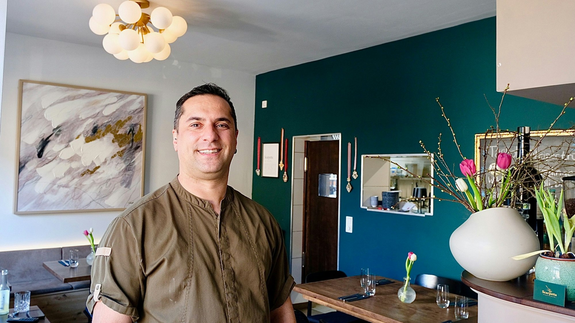 Ein Mann steht in einem Restaurant.