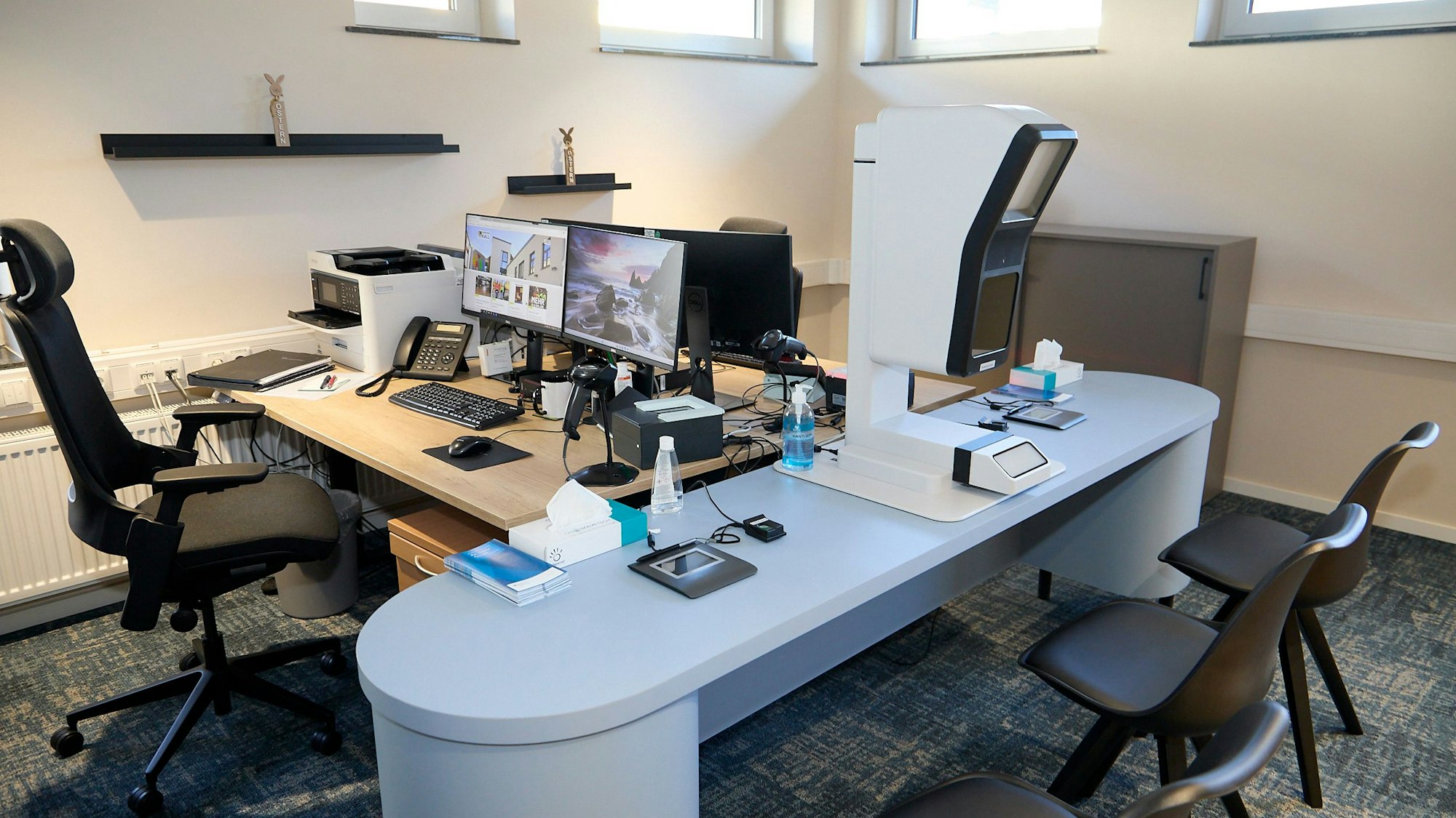 Das Bild zeigt eines der Büros mit zwei Sitzplätzen für Besucherinnen und Besucher.