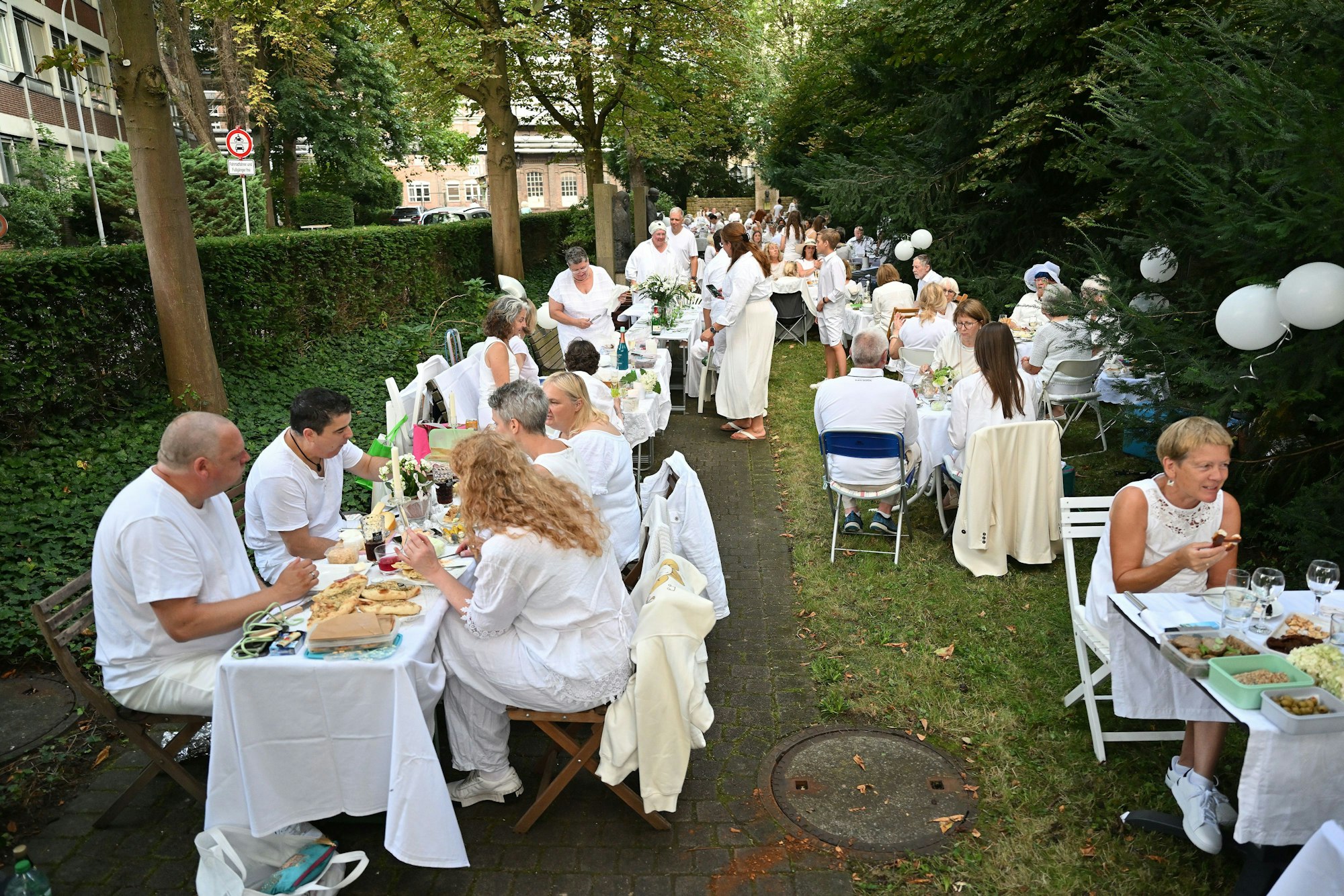 White Dinner im Büstengarten.