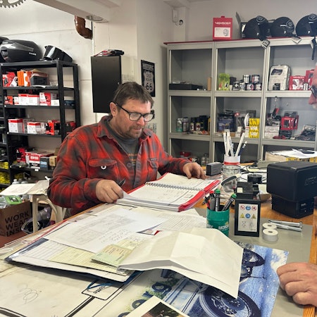 Das neue Ladenlokal vom Cycle Point West liegt an der Hennefer Straße 21. Inhaber Marco Berger (l.) im Gespräch mit dem Kunden Klaus Schneider.