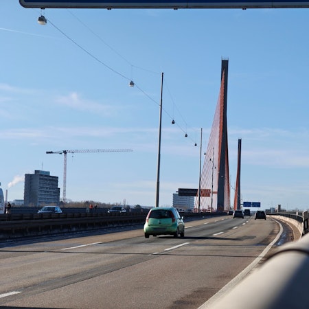 Die Nordbrücke in Bonn ist seit dem 9. Februar für alle Fahrzeuge über 7,5 Tonnen, wie Lkw und den ÖPNV gesperrt. Ausnahmen gibt es nur wenige.