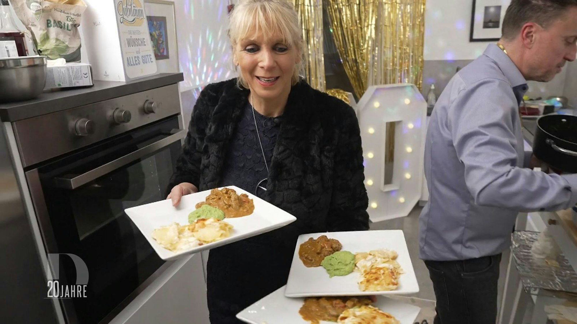 Damit es schneller geht, greift Gunni Eik beim Servieren unter die Arme.
(Bild: RTL)