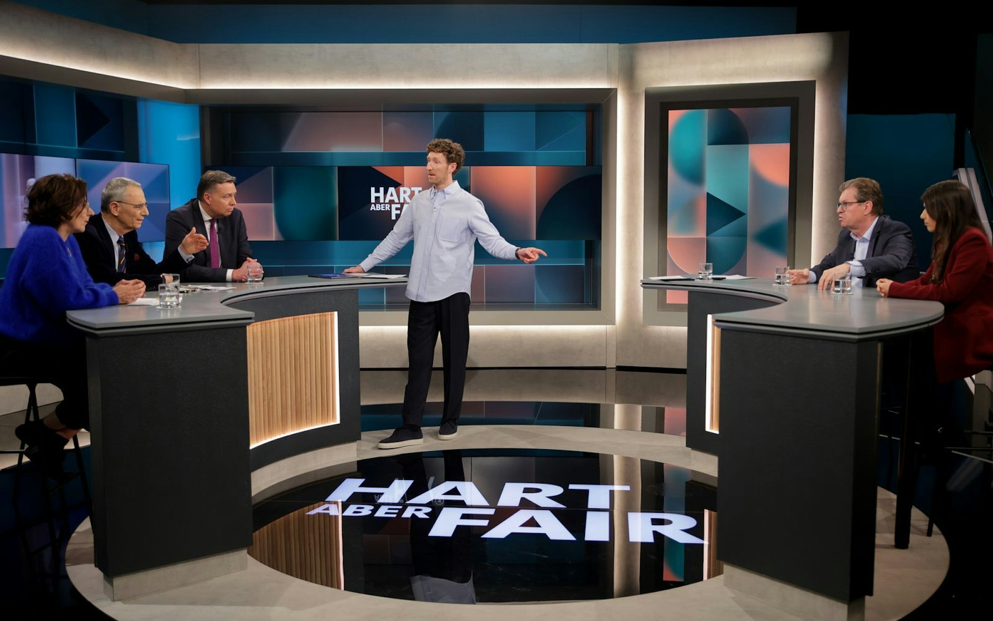 Wohin führt der neue Krieg? In seiner Sendung „Hart aber fair“ sprach Moderator Louis Klamroth (Mitte) mit seinen Gästen über den Angriff Israels und der USA auf Iran. (Bild: WDR/Dirk Borm)