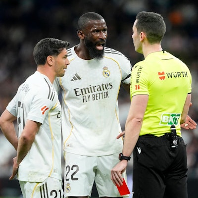 Antonio Rüdiger diskutiert lautstark mit dem Schiedsrichter.