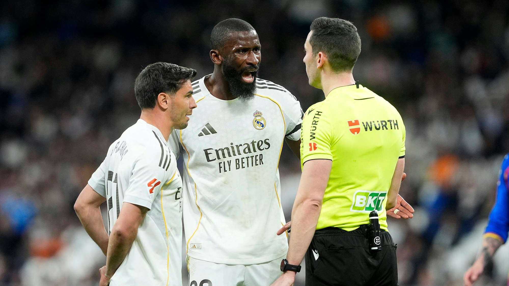 Antonio Rüdiger diskutiert lautstark mit dem Schiedsrichter.