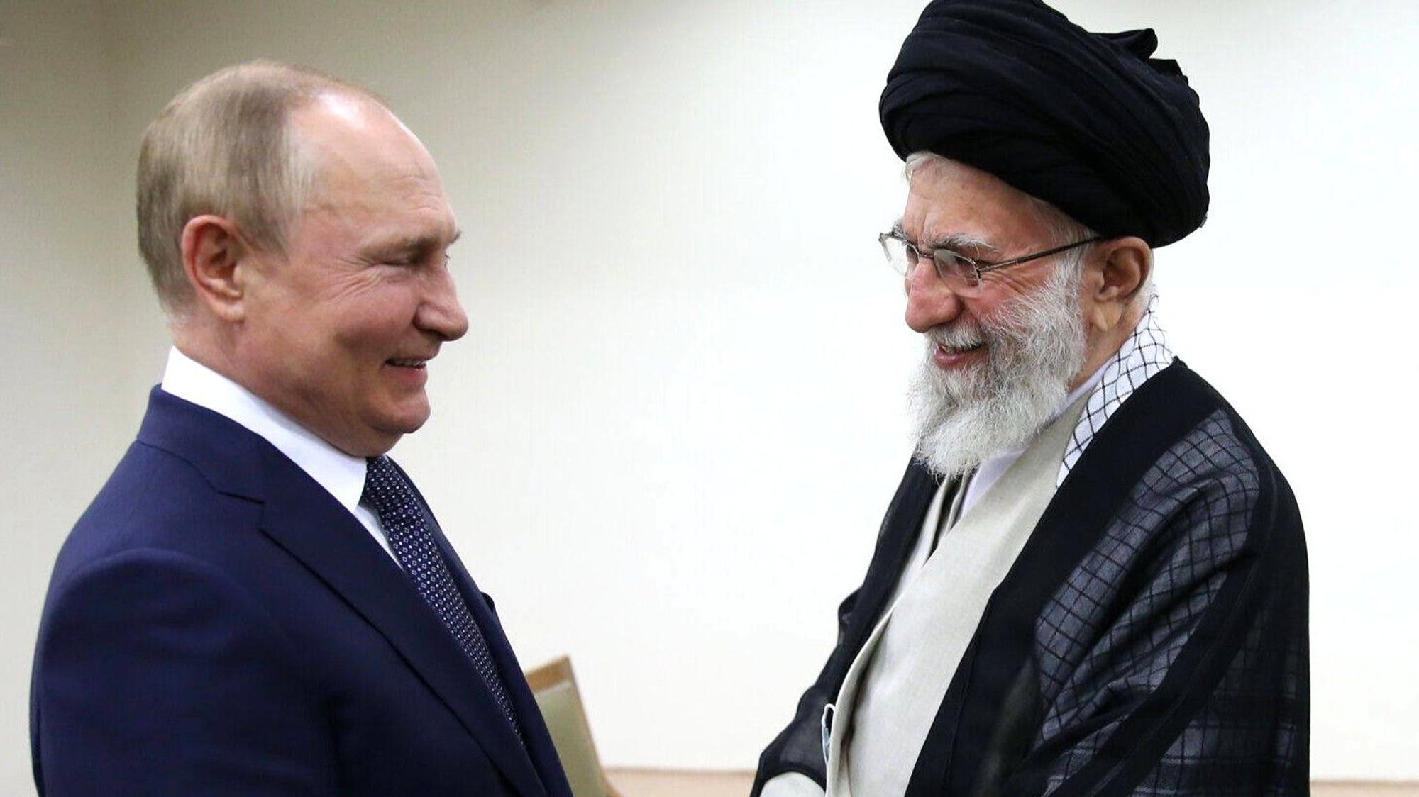 Kremlchef Wladimir Putin zusammen mit Ajatollah Ali Chamenei bei einem Zusammenteffen im Jahr 2022. (Archivbild)