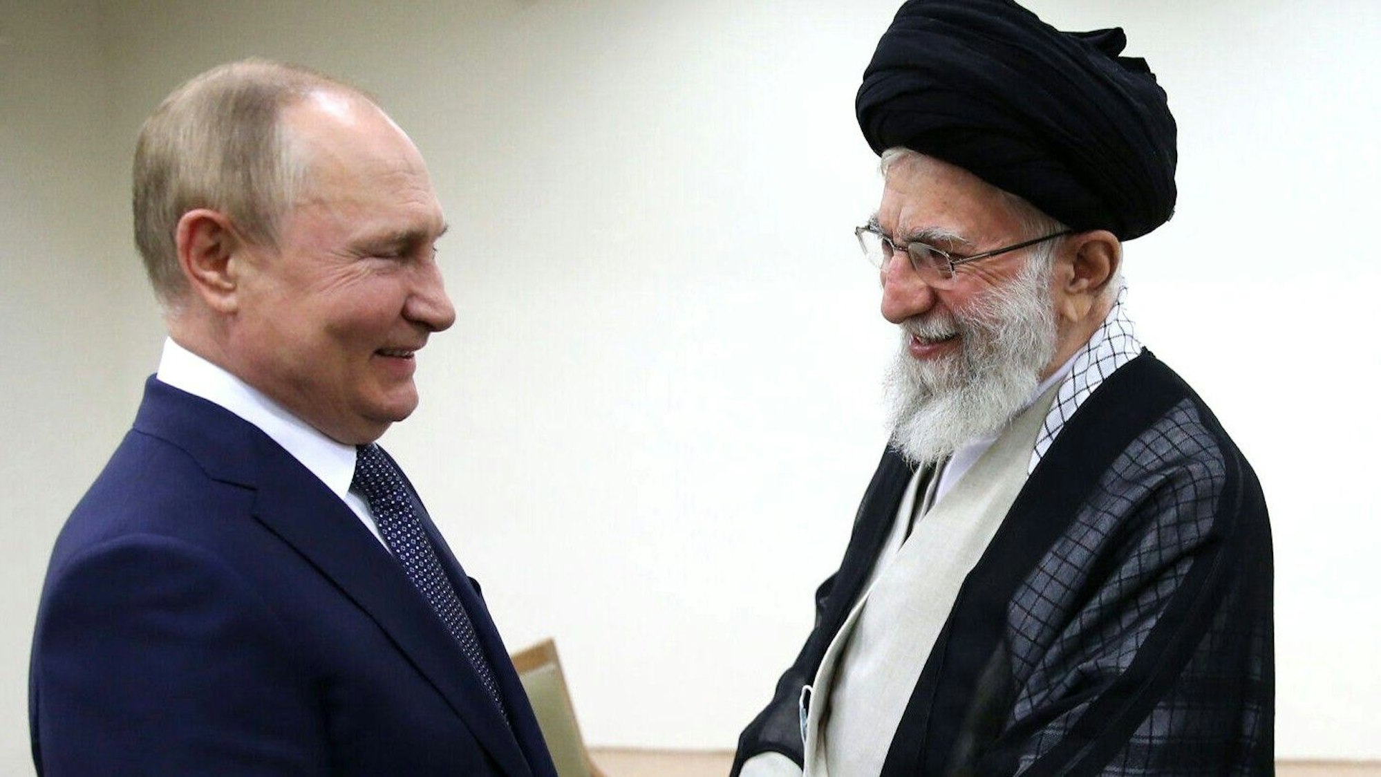 Kremlchef Wladimir Putin zusammen mit Ajatollah Ali Chamenei bei einem Zusammenteffen im Jahr 2022. (Archivbild)
