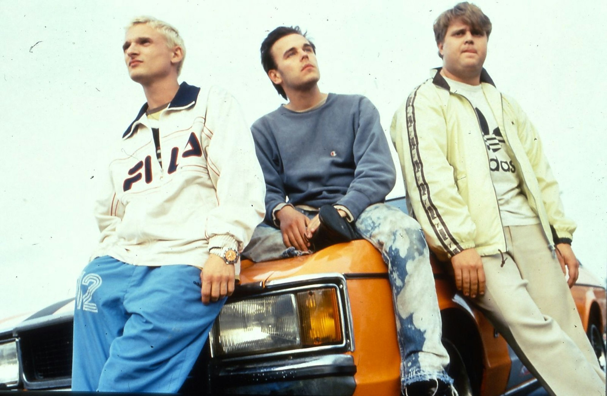 Ricco (Florian Lukas, links), Floyd (Frank Giering, Mitte) und Walter (Antoine Monot) sind beste Freunde: Mit „Absolute Giganten“ feierte Antoine Monot 1999 seinen Durchbruch. (Bild: Warner)