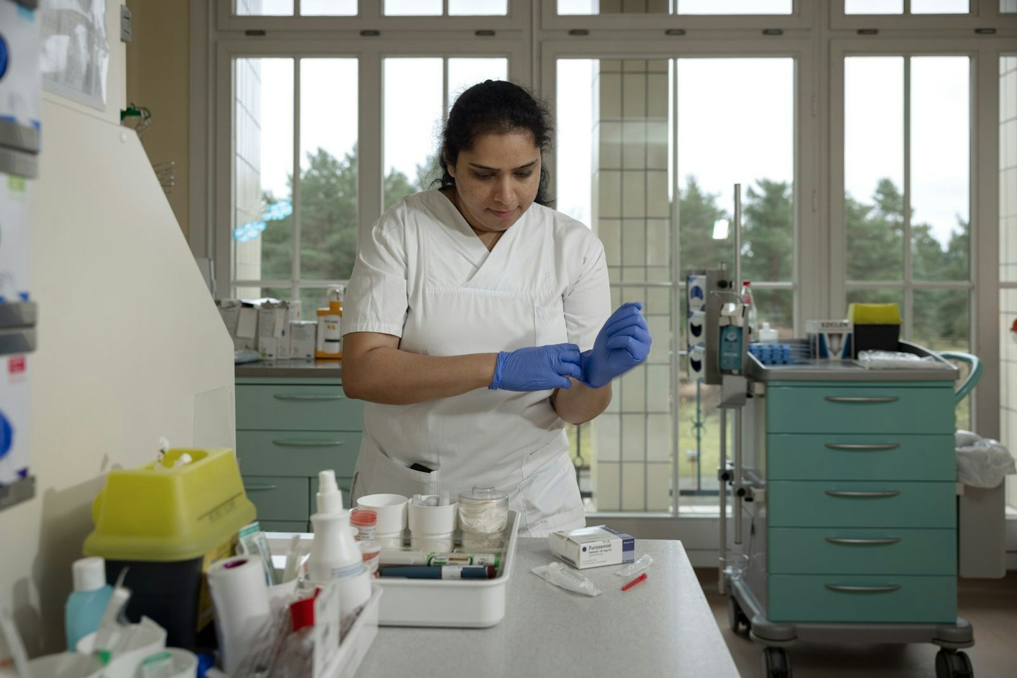 Meghana Kurapati macht in Wriezen ihre Facharztausbildung. Von abfälligen Bemerkungen lasse sie sich nicht beeindrucken, sagt sie in der ZDF-Reportage. (Bild: ZDF/Andreas Pein)
