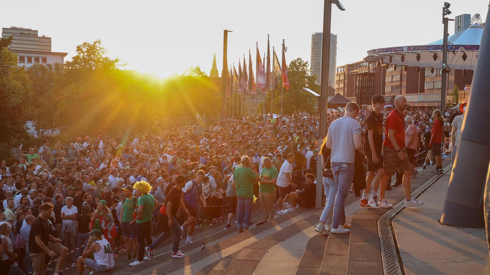 Vor der Lanxess Arena bildeten sich lange Schlangen (Archivbild)