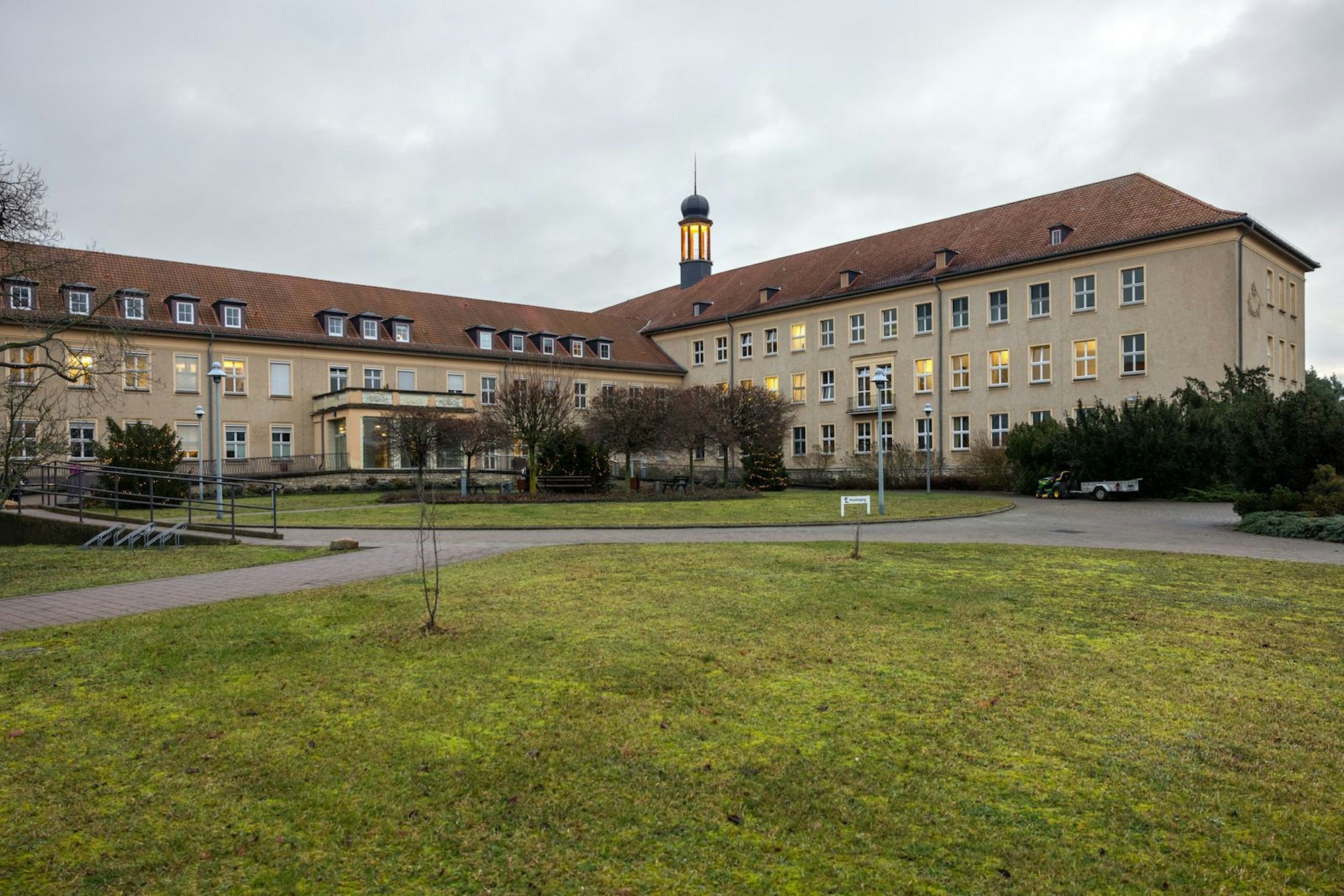 Die Landklinik Wriezen ist klein: 133 Betten, drei Fachabteilungen, eine Intensivstation und eine Notaufnahme gibt es hier. (Bild: ZDF/Andreas Pein)