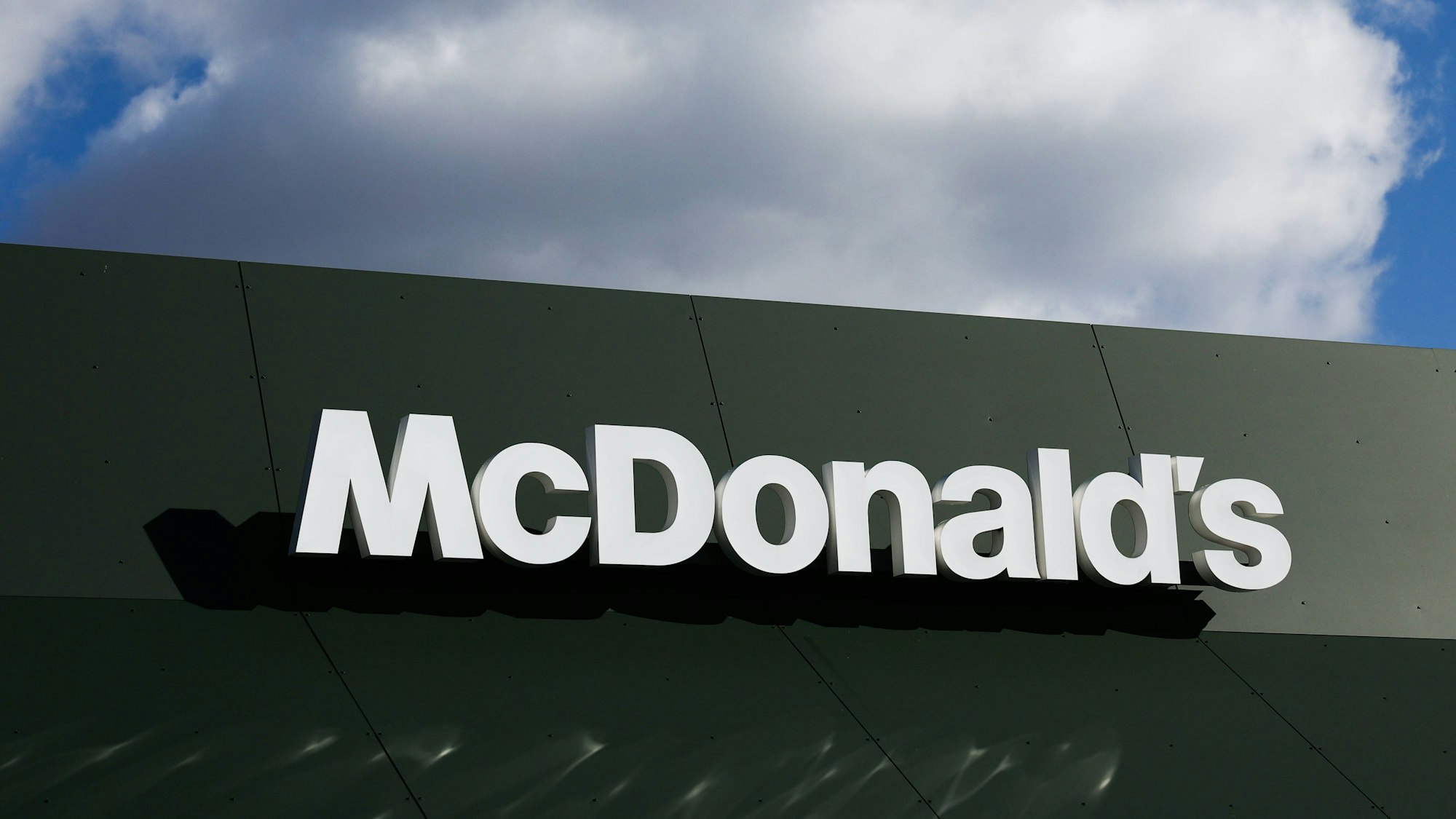 In Köln-Ehrenfeld ist eine McDonald's-Filiale überfallen worden (Symbolbild).