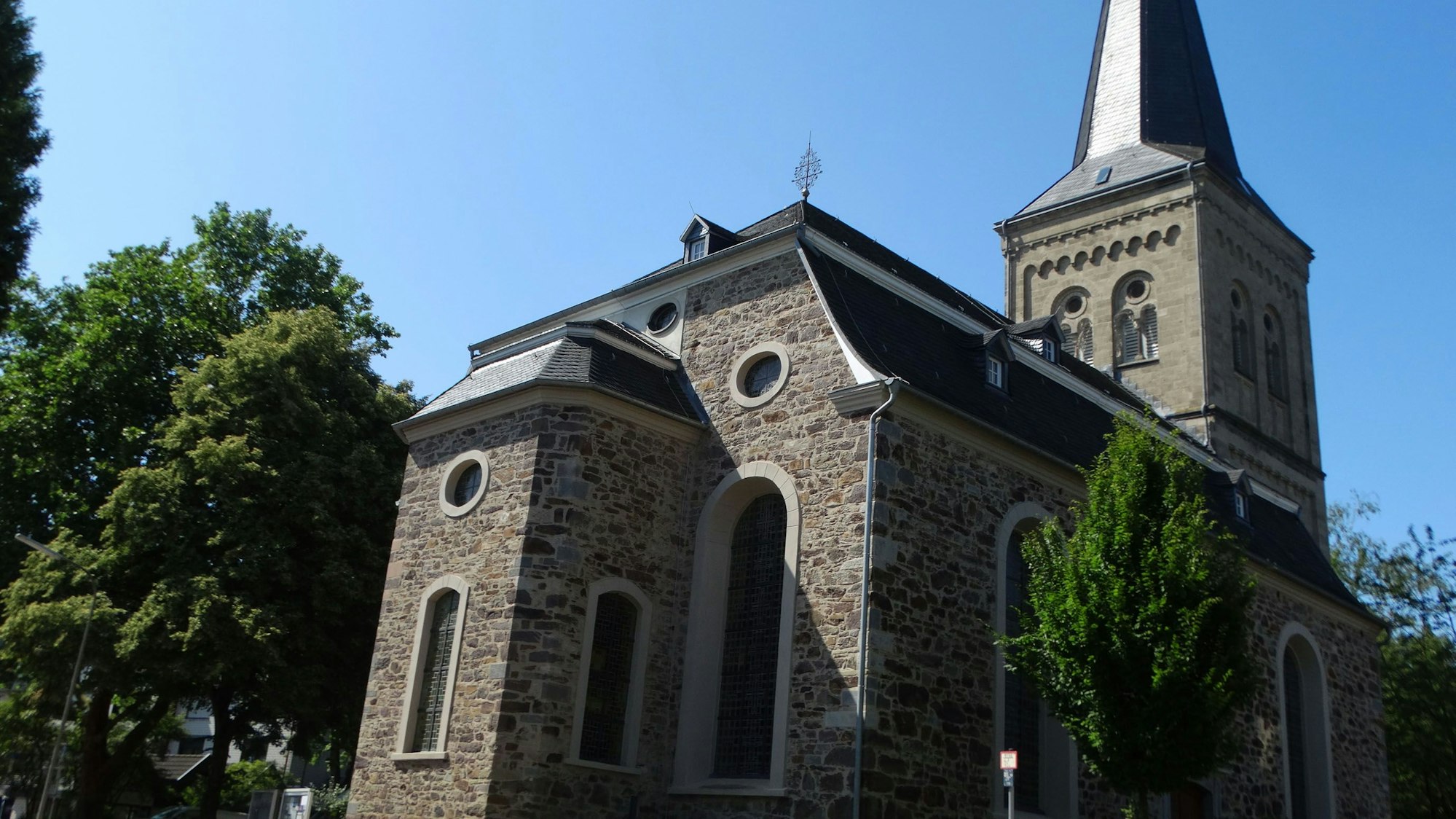 Der zentrale Einführungsgottesdienst der Bergischen Vier mit Matthias Ratz findet am Sonntag, 8. März, 11 Uhr, in der evanagelischen Kirche am Markt in Leichlingen statt.