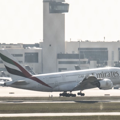 Ein Airbus A-380 von Emirates landet nach seinem Flug aus Dubai auf dem Flughafen.