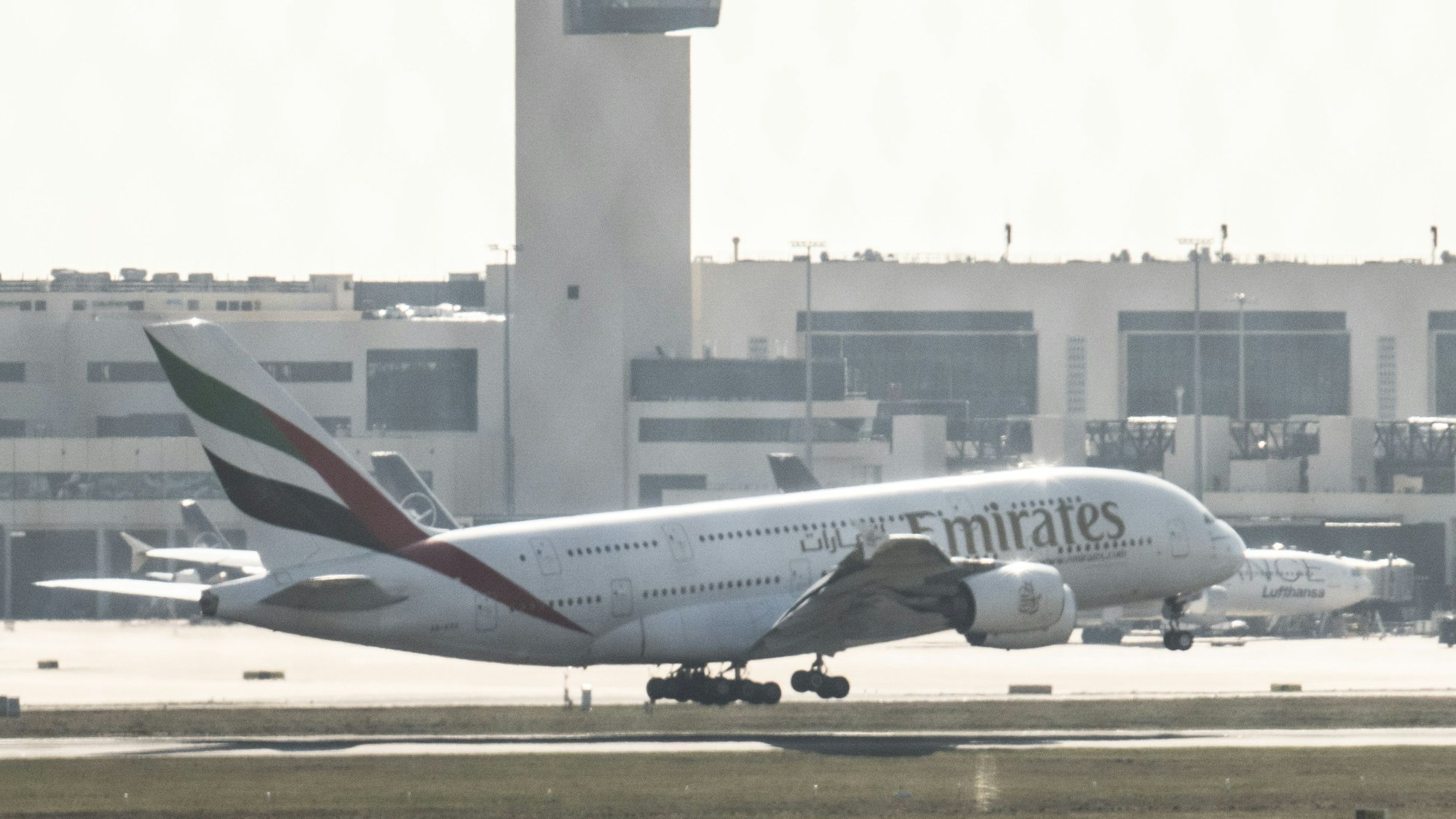 Ein Airbus A-380 von Emirates landet nach seinem Flug aus Dubai auf dem Flughafen.