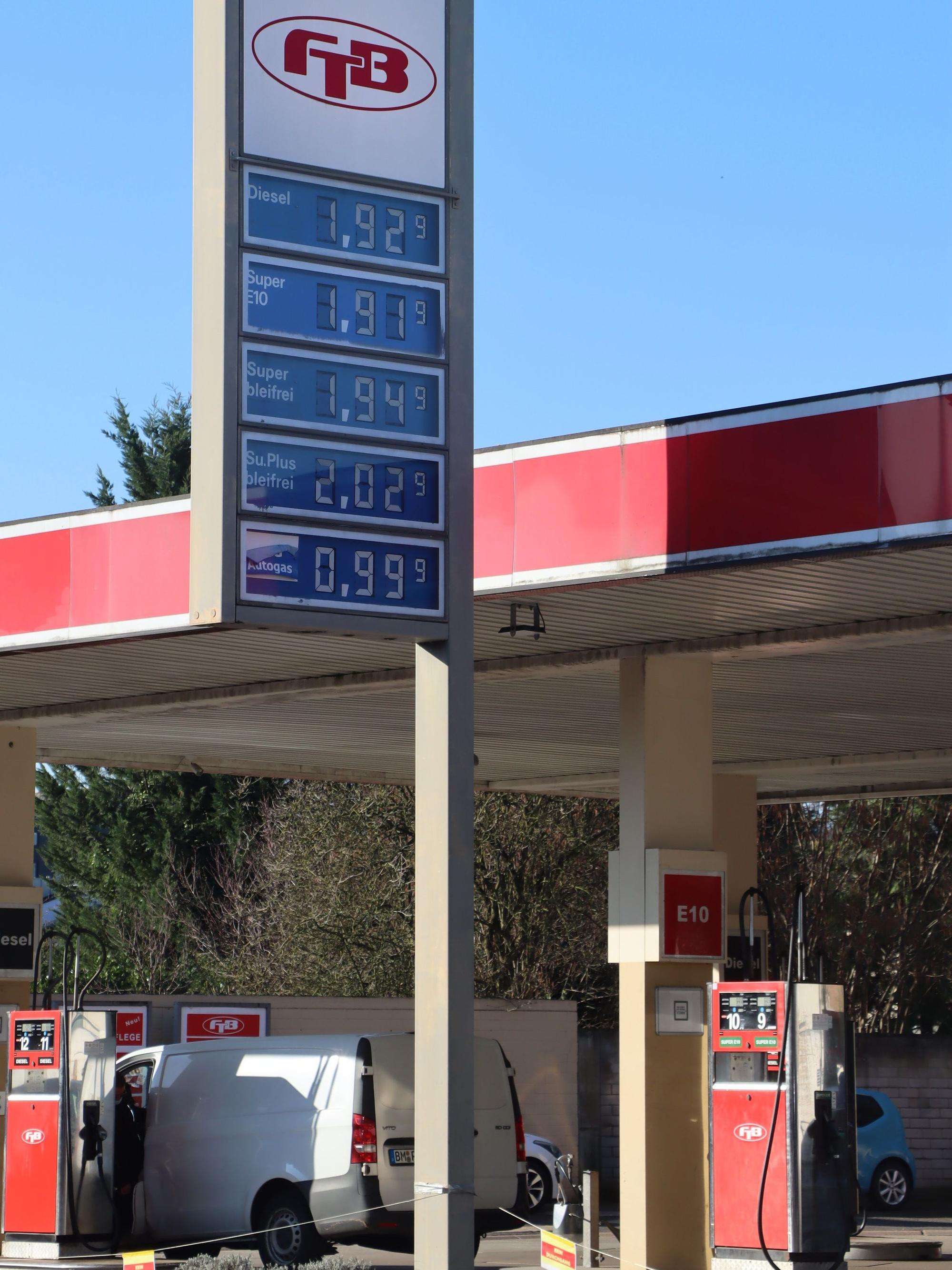 Das Bild zeigt einen Tankstelle in Brühl.