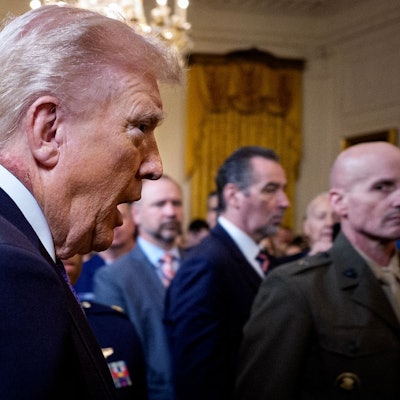 Die Rötung am Hals von US-Präsident Donald Trump sorgt derzeit für wilde Spekulationen. (Bild: 2026 Getty Images/Andrew Harnik)