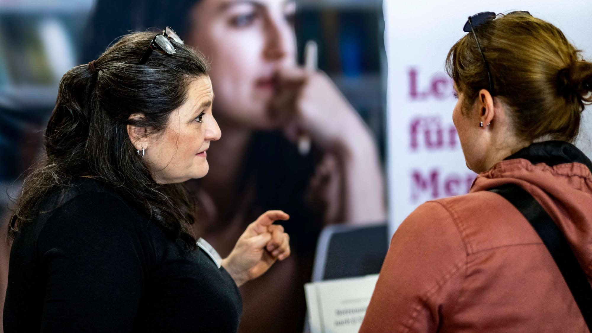 Das Bild zeigt Rossella Vincenzino Timis im Gespräch.